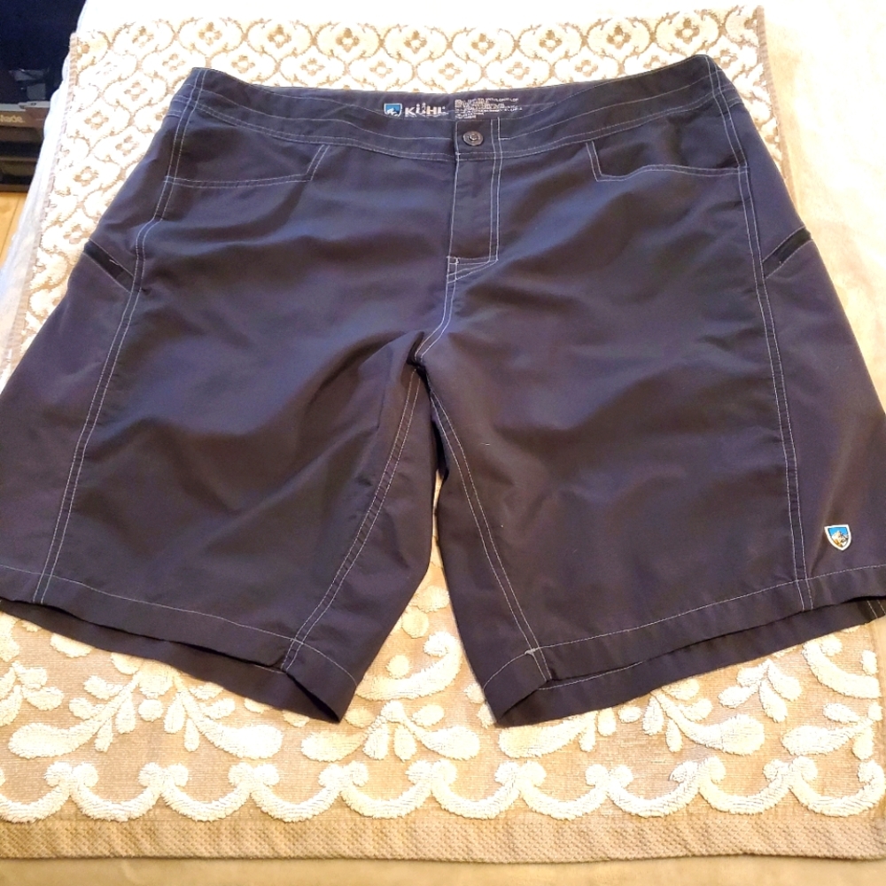 ⬇️ Kuhl shorts with knit side panels